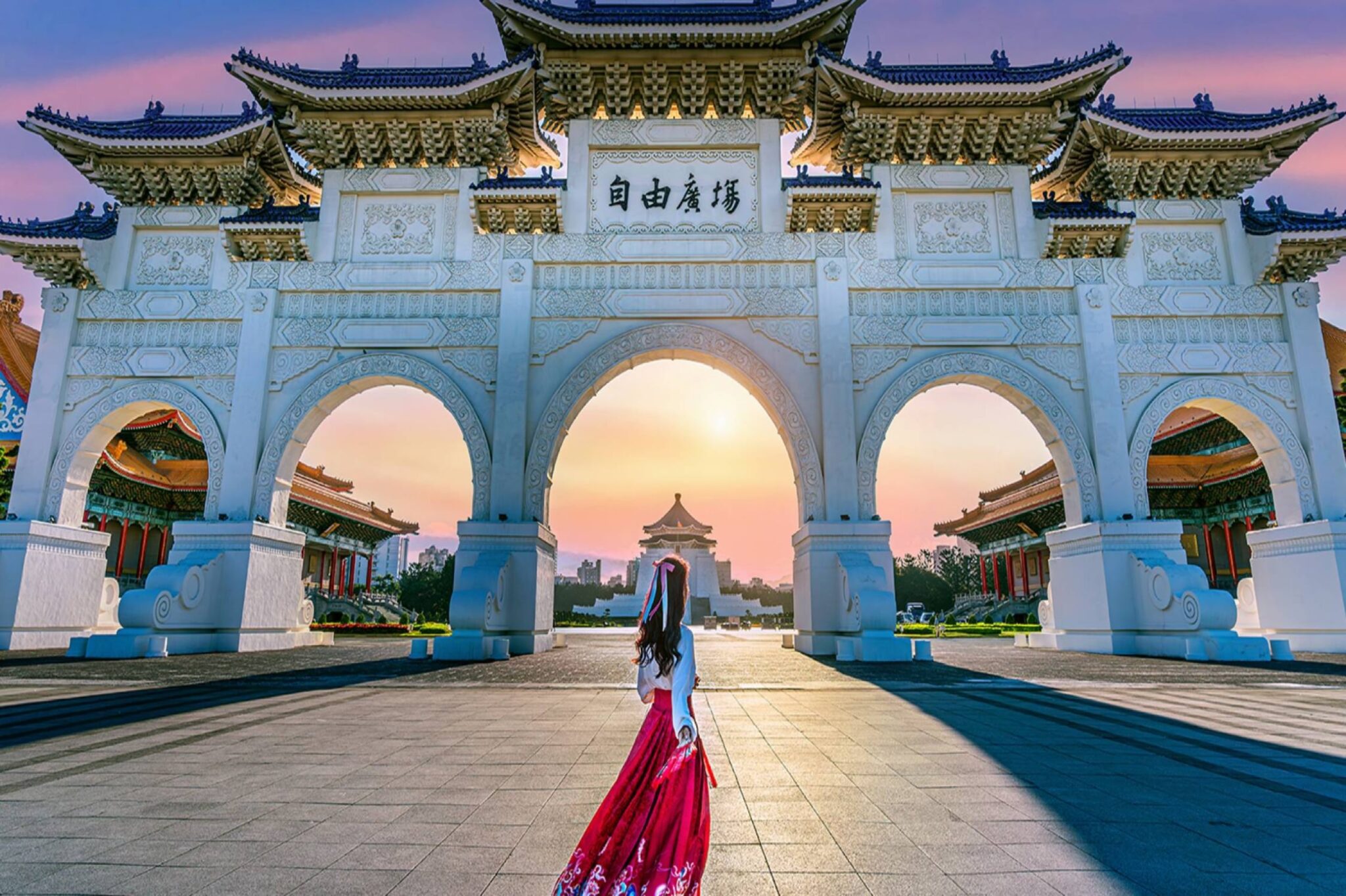 Taipei-Woman-2-898231733718787_crop_flip_2250_1200_f2f2f2_center-center (2)-min